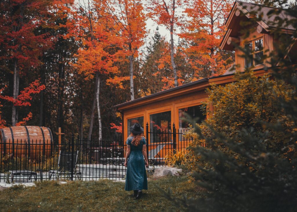 Exterior view of the all-renovated log cabin with outdoor pool Chalet Silver Fox | Luxury chalets in Laurentains | Chalets Zenya