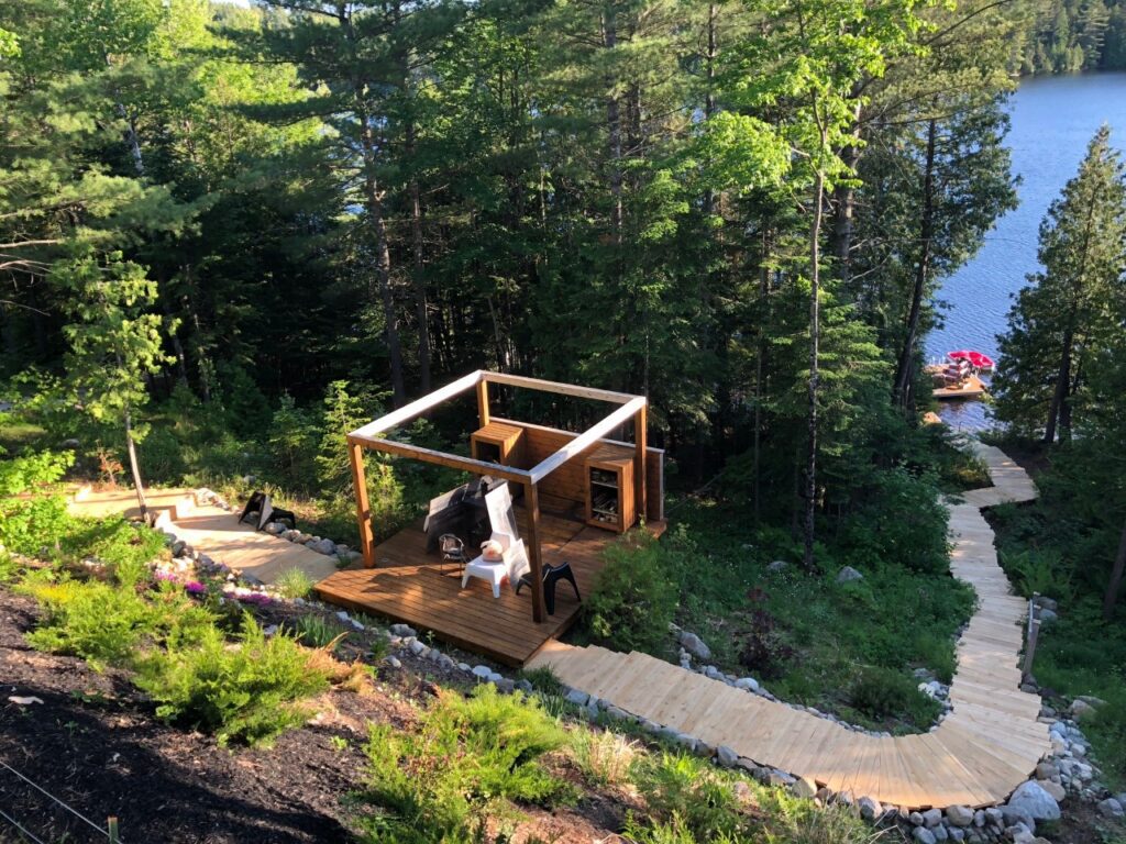 Terrasse avec foyer extérieur au Chalet DesignPur | Chalets de luxe à louer dans Lanaudière | Chalets Zenya