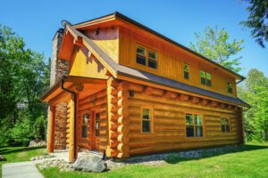 Exterior view of the all-renovated log cabin with outdoor pool Chalet Silver Fox | Luxury chalets in Laurentains | Chalets Zenya
