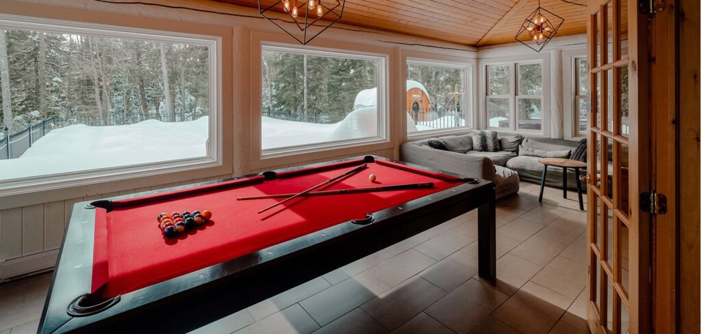 Pool table at Chalet Silver Fox | Luxury chalets in Laurentains | Chalets Zenya