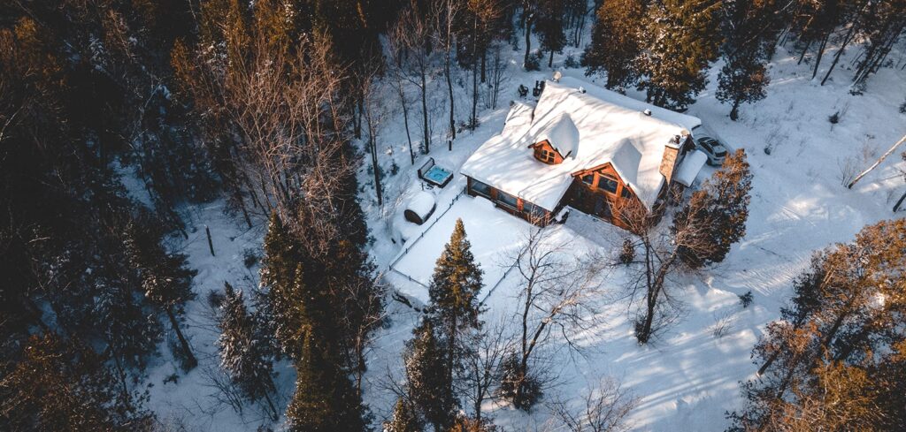 Exterior view of the all-renovated log cabin Chalet Silver Fox | Luxury chalets in Laurentains | Chalets Zenya