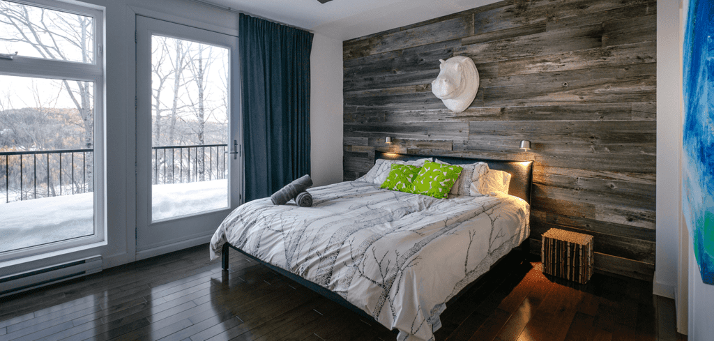 Master bedroom at Chalet Villa Bianca | Luxury cottages for rent in Lanaudiere | Chalets Zenya
