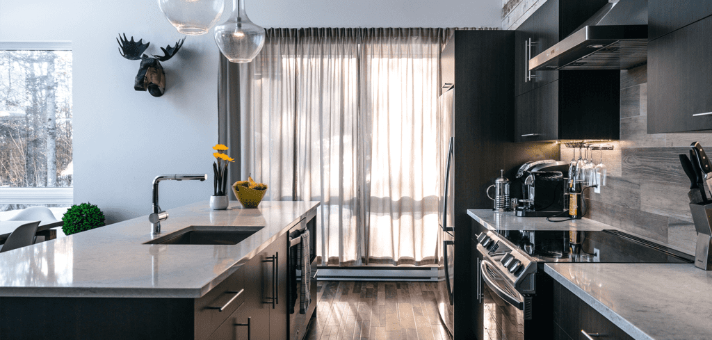 All equipped kitchen at Chalet Villa Bianca | Luxury cottages for rent in Lanaudiere | Chalets Zenya