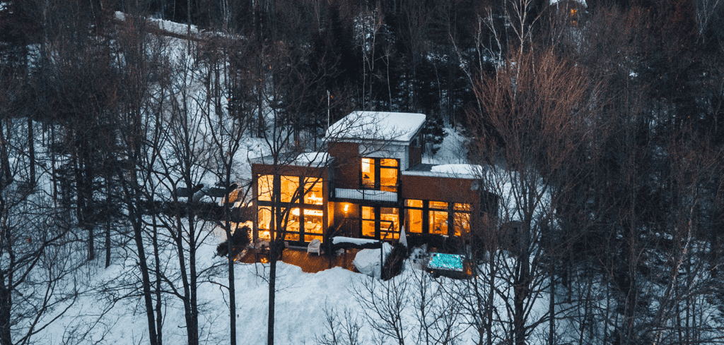 Exterior view of the modern Chalet Villa Bianca | Luxury cottages for rent in Lanaudiere | Chalets Zenya