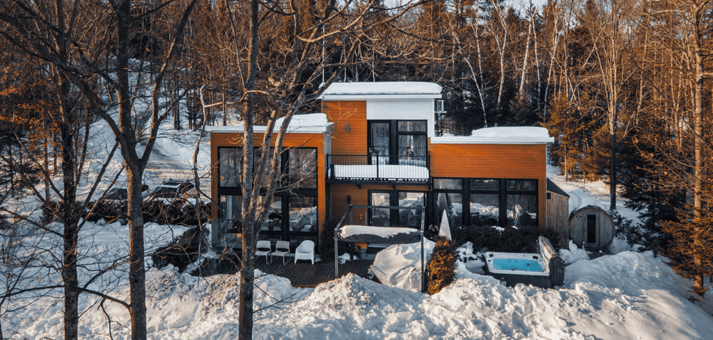 Exterior view of the modern Chalet Villa Bianca | Luxury cottages for rent in Lanaudiere | Chalets Zenya