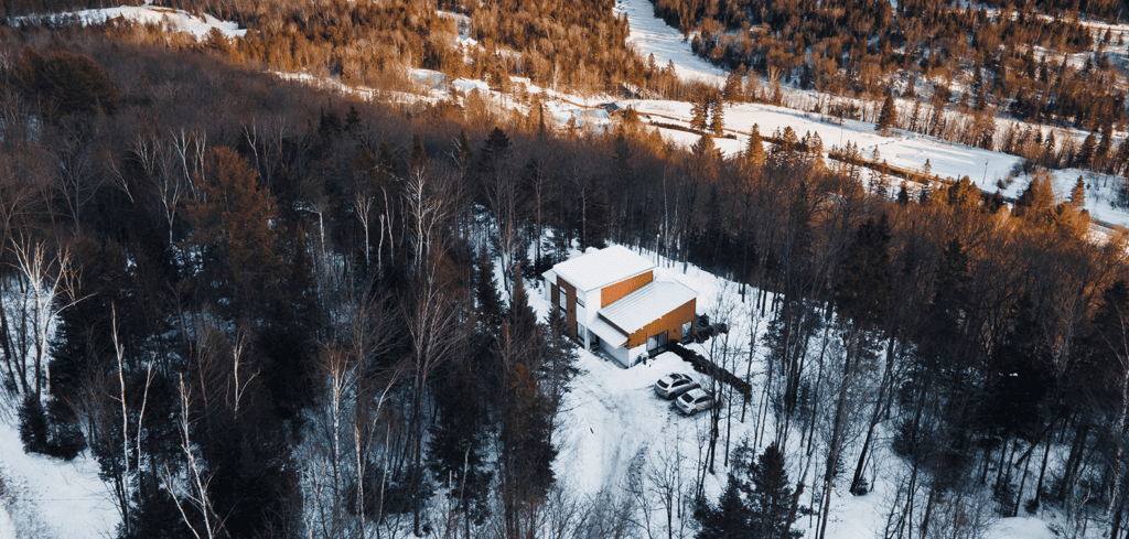 Exterior view of the modern Chalet Villa Bianca | Luxury cottages for rent in Lanaudiere | Chalets Zenya