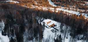 Exterior view of the modern Chalet Villa Bianca | Luxury cottages for rent in Lanaudiere | Chalets Zenya