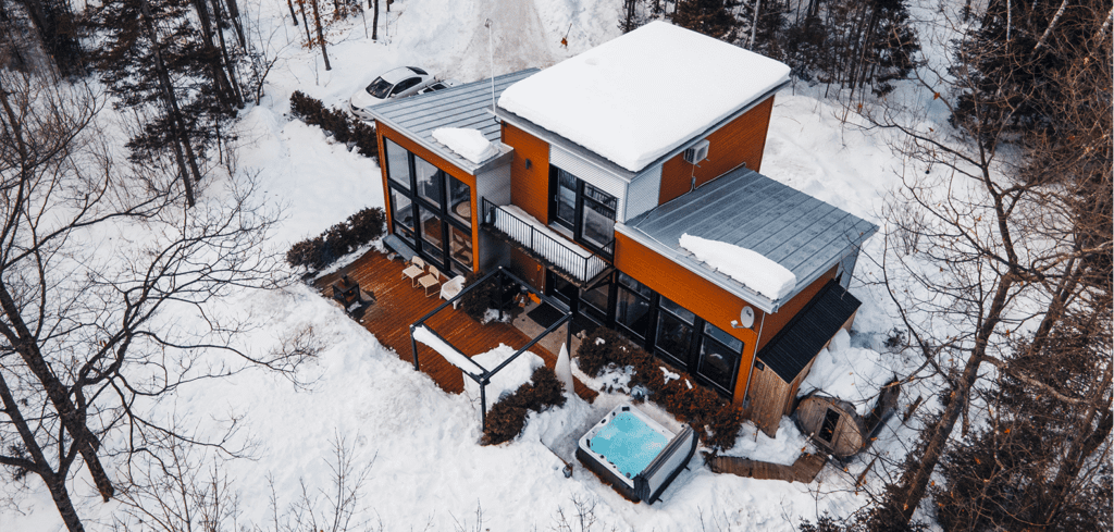Exterior view of the modern Chalet Villa Bianca | Luxury cottages for rent in Lanaudiere | Chalets Zenya