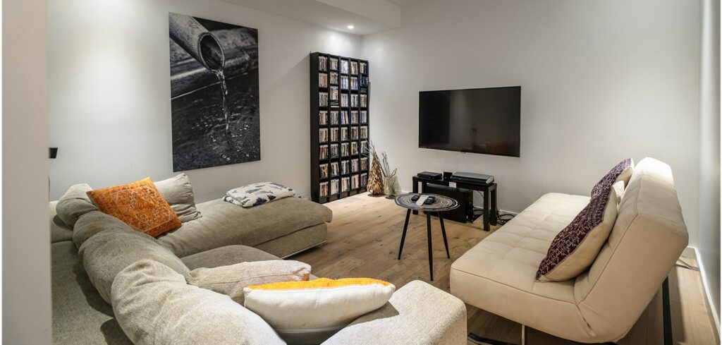Salle de cinéma maison au Chalet DesignPur | Chalets de luxe à louer dans Lanaudière | Chalets Zenya