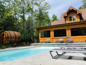 Exterior view of the all-renovated log cabin with outdoor pool Chalet Silver Fox | Luxury chalets in Laurentains | Chalets Zenya