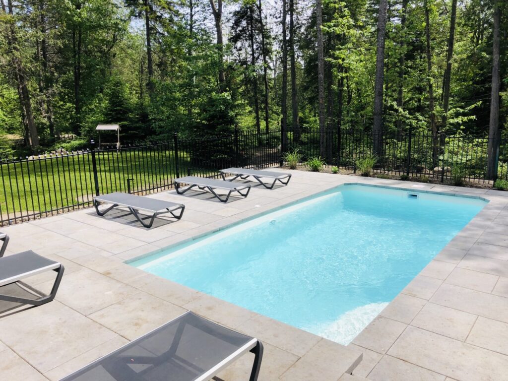 Exterior view of the all-renovated log cabin with outdoor pool Chalet Silver Fox | Luxury chalets in Laurentains | Chalets Zenya