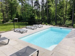 Exterior view of the all-renovated log cabin with outdoor pool Chalet Silver Fox | Luxury chalets in Laurentains | Chalets Zenya